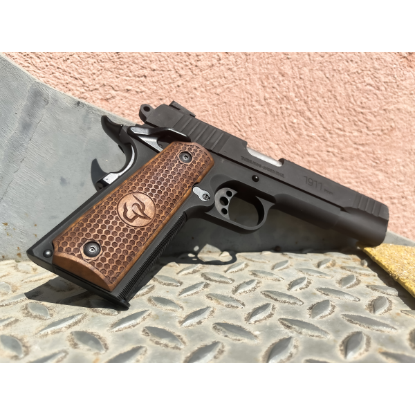 Plaquettes bois PT1911 nid d'abeille logo Taurus — vue 2